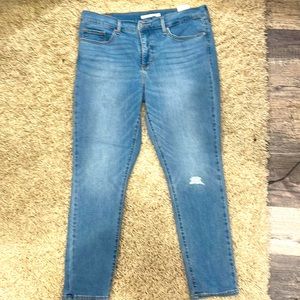 NWOT Levi’s 311 shaping skinny crop jeans size 32